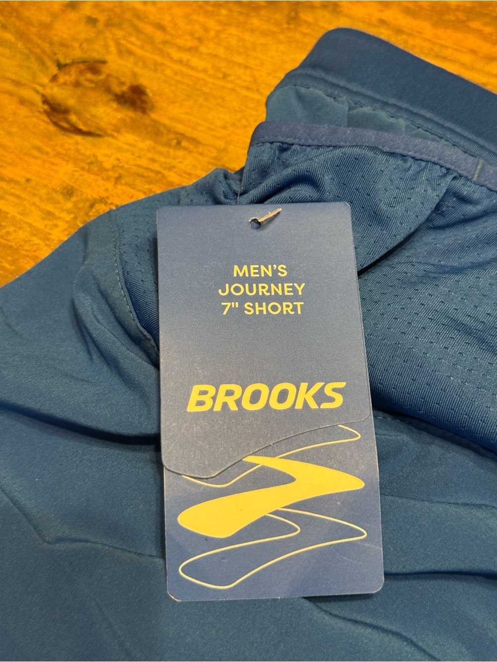 Brooks Men's Journey 7” Athletic Shorts in Blue with Reflective Logo - Picture 3 of 4